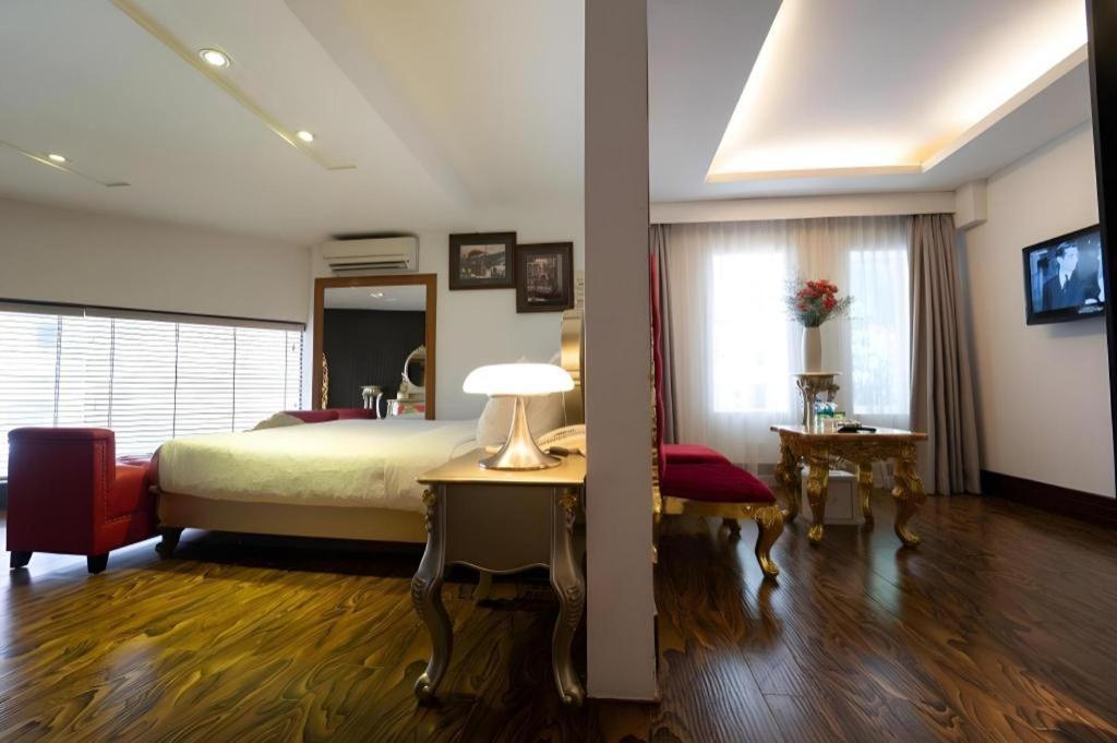 The White 1 Hotel