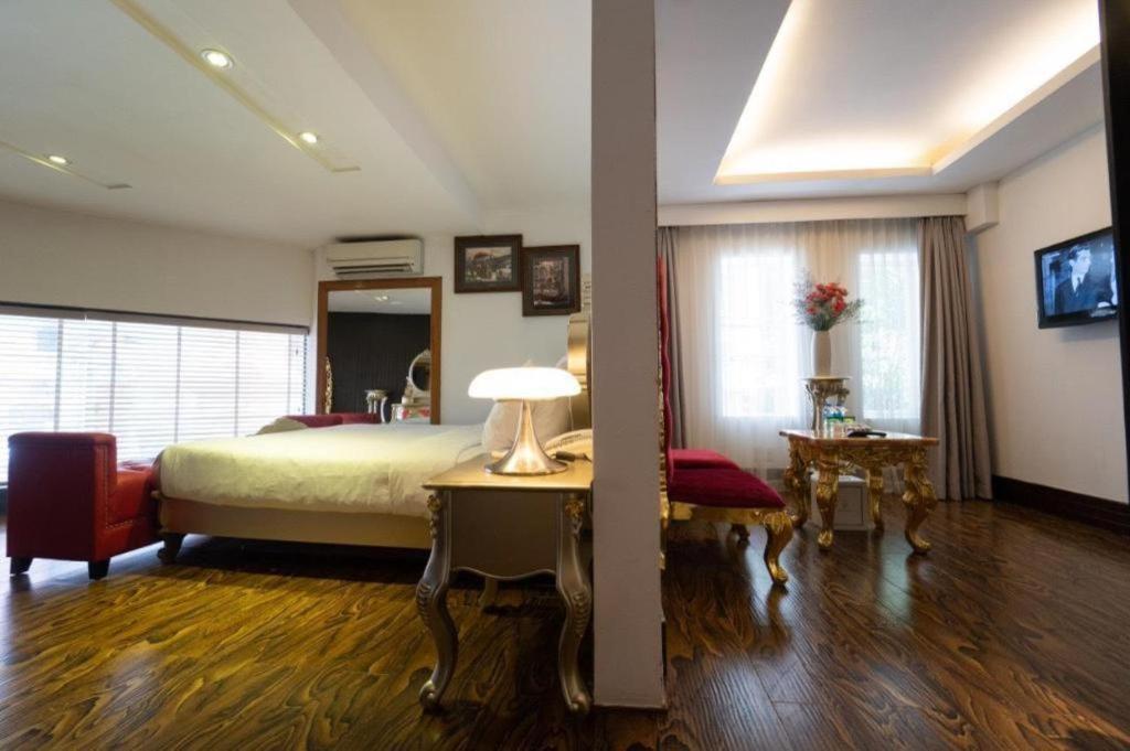 Hotel The White 1 3*